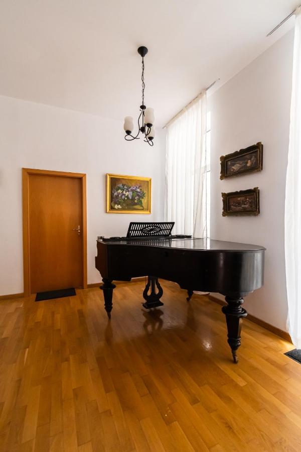 Residence 48 Beautiful Building Within Moments From The Old Town Of Brasov Exterior photo